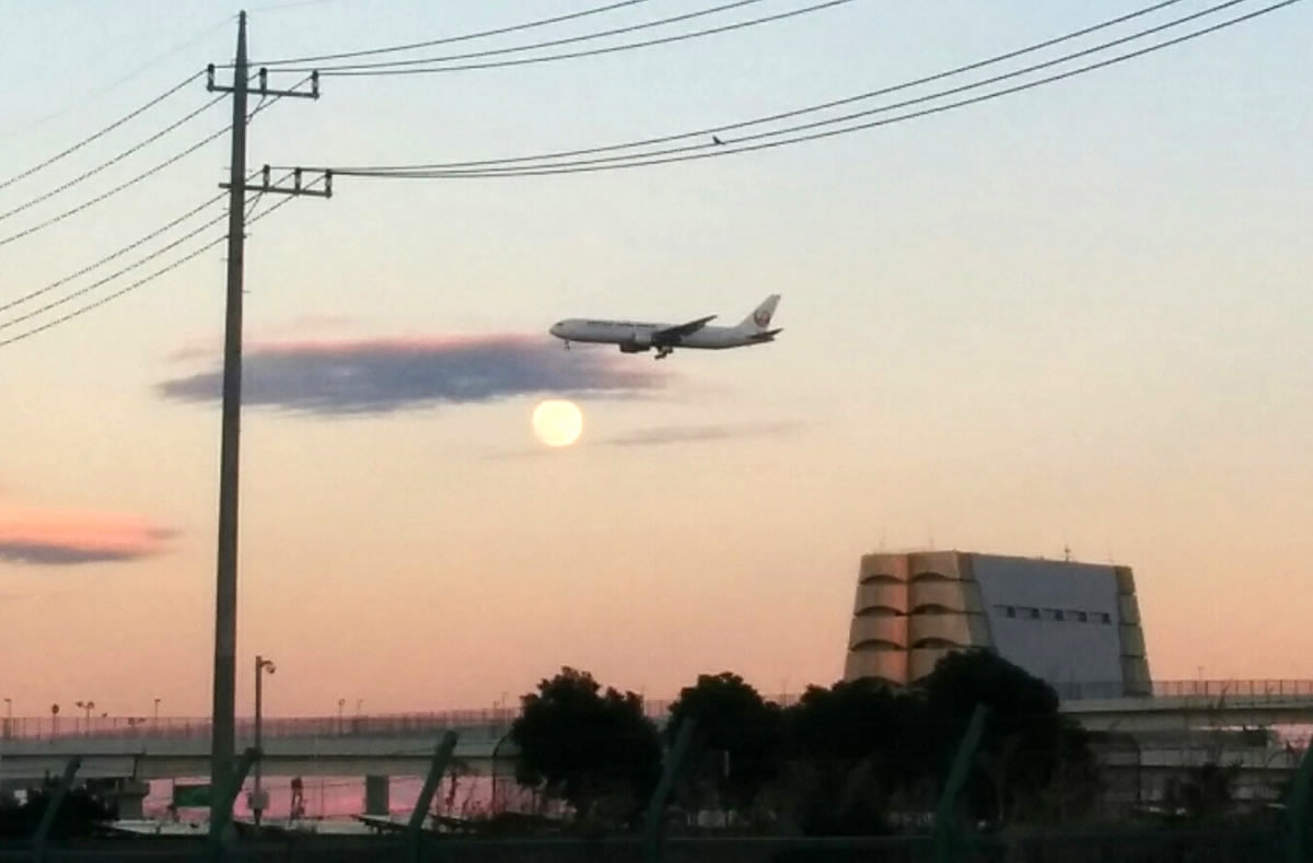 羽田空港近くの飛行機とスーパームーン