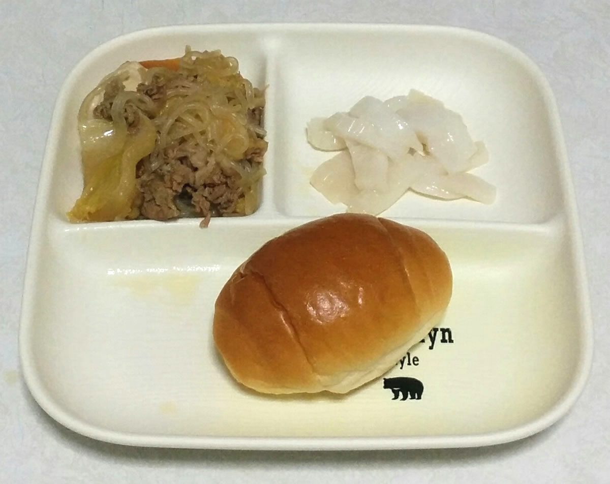 牛皿とイカ刺しのワンプレート with パン